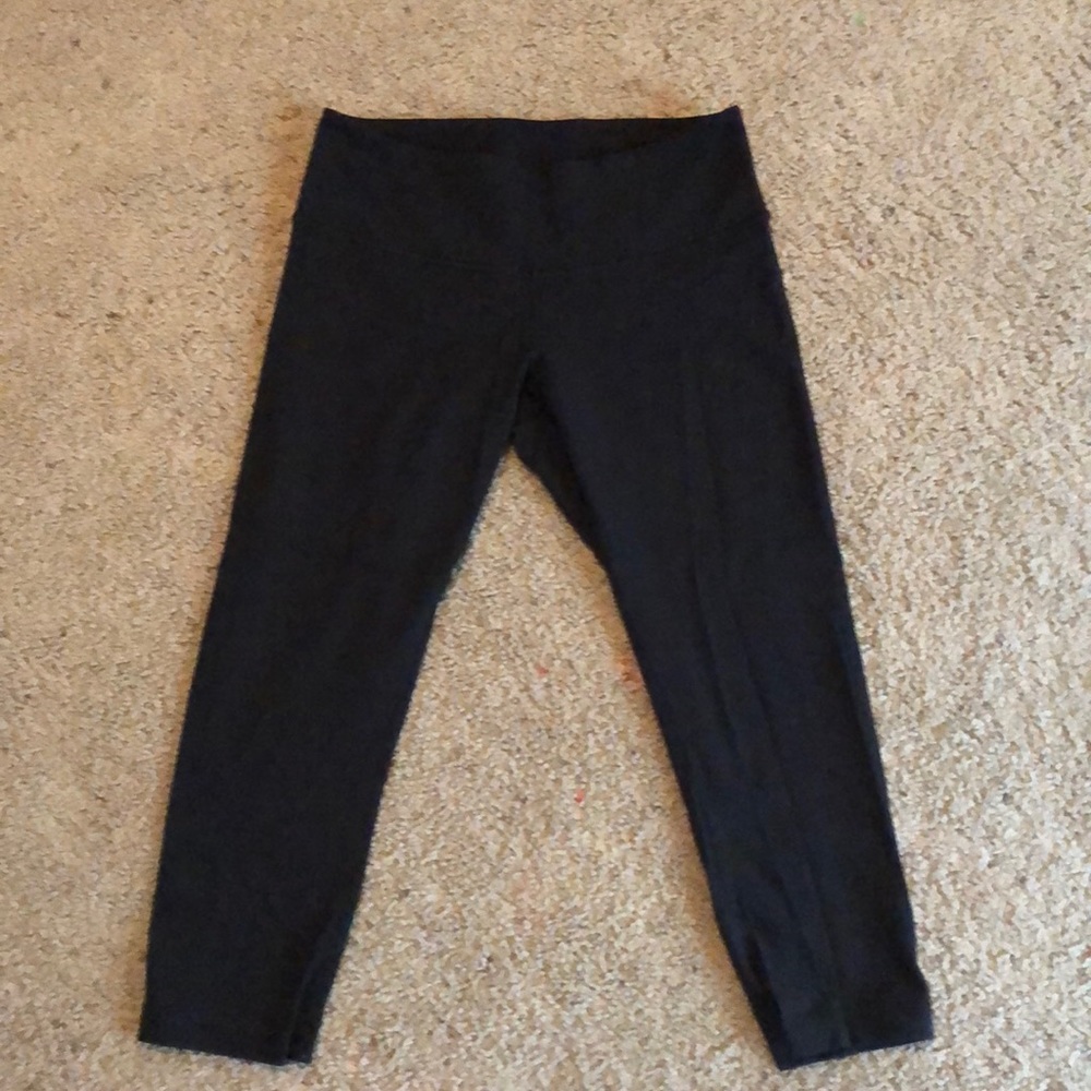 EUC Lululemon Wunder Under Crops - size 8